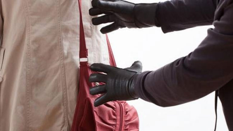 Λάρισα: Τσαντάκιας έσυρε γυναίκα για να την ληστέψει