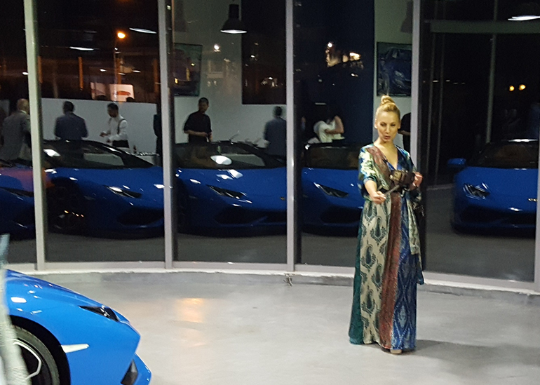 H Αριάδνη Γερασιμίδου ψάχνει την καλύτερη selfi με φόντο το super car