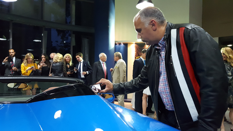 Ο Τάκης Πουρναράκης φωτογραφίζει την καμπίνα...