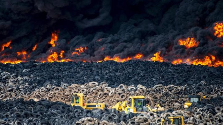 Ισπανία: Δέκα ημέρες θα χρειαστούν για να κατασβεστεί η πυρκαγιά σε χωματερή ελαστικών