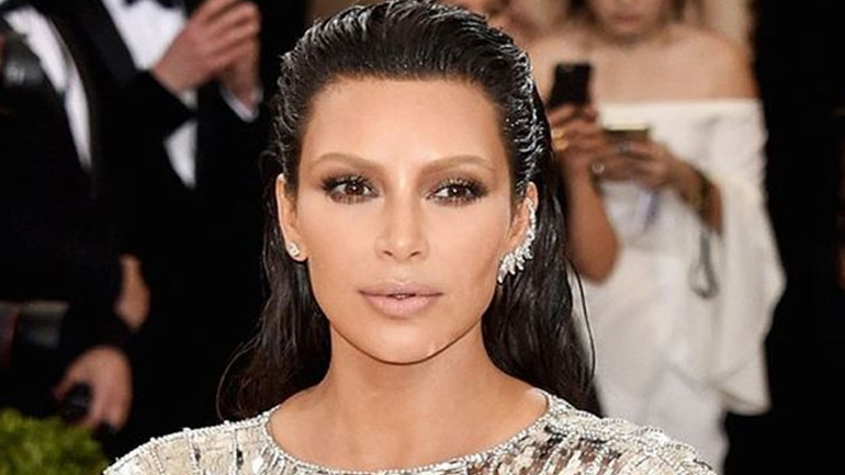 Δείτε πώς να αποκτήσετε το τέλειο wet look της Kim Kardashian!