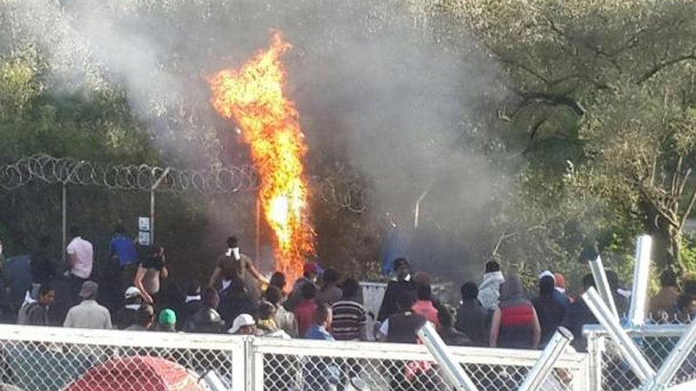 Αλγερινός κρατούμενος έβαλε φωτιά σε κοντέινερ μέσα στο hot spot της Μόριας