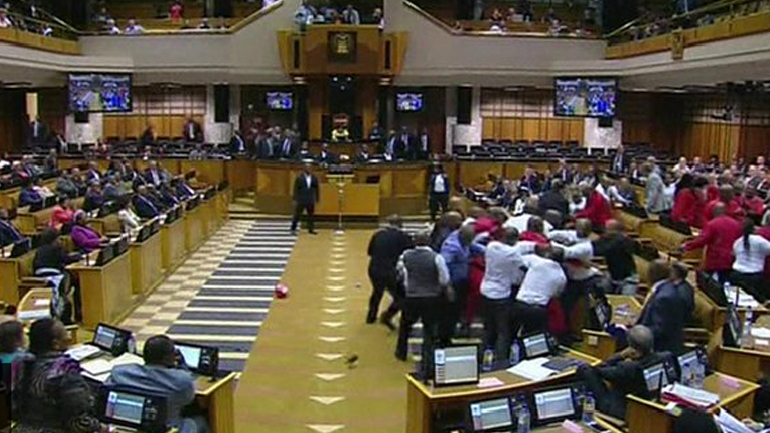 Νότια Αφρική: Ένταση και ξύλο κατά την Εθνοσυνέλευση για να αποβληθούν οι βουλευτές του EFF