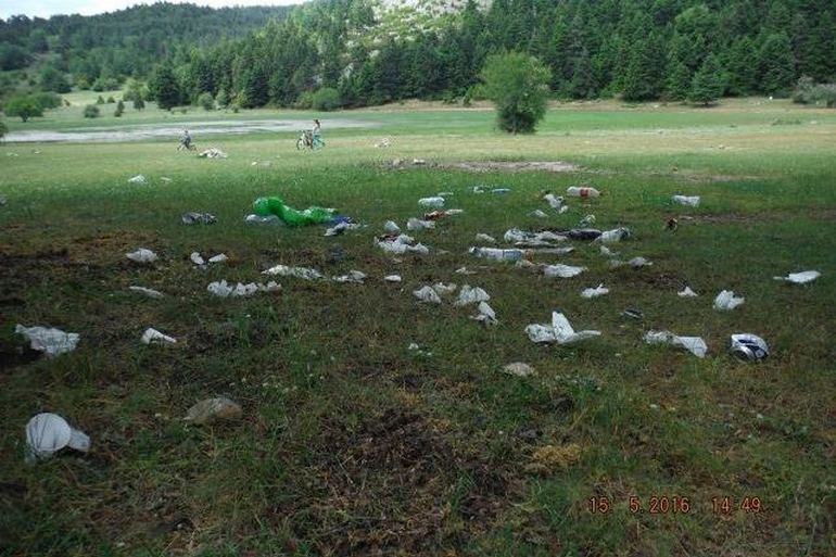 Να έχεις πάει με την οικογένειά σου στη φύση και να αισθάνεσαι πως είσαι σε... σκουπιδότοπο