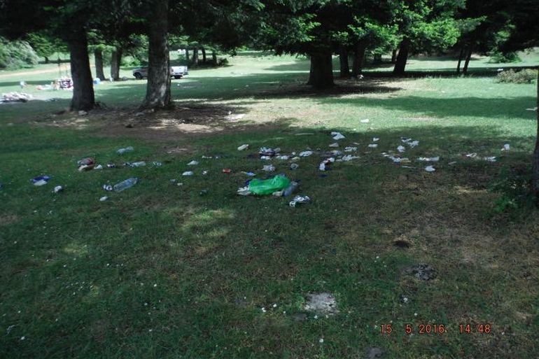 Παντού σκουπίδια...