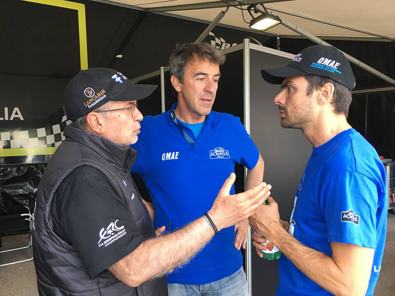 Ο Άγγελος Ζήβας (μέση) μας επιτέθηκε φραστικά... Άραγε γιατί; Μήπως επειδή αποκαλύπτουμε τα βρώμικα της Ομοσπονδίας;