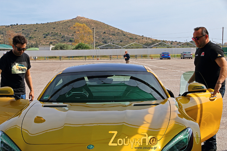 Ο πρωταθλητής αναβάσεων στην κατηγορία Formula Saloon Κώστας Πατσουρέας (δεξιά) και ο Βασίλης Σαρημπαλίδης μπαίνουν στο 'τέρας' για να γράψουν γύρους...