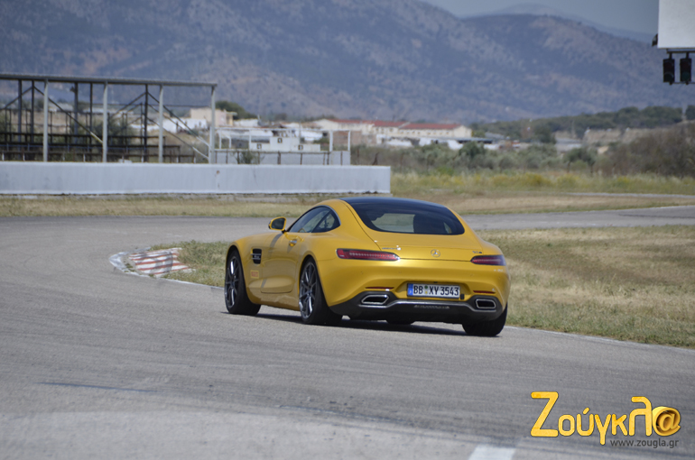 Οπίσθια για... φίλημα. Όταν ανεβαίνουν τα χιλιόμετρα ανεβαίνει και η αεροτομή για να δημιουργεί την απαραίτητα κάθετη δύναμη