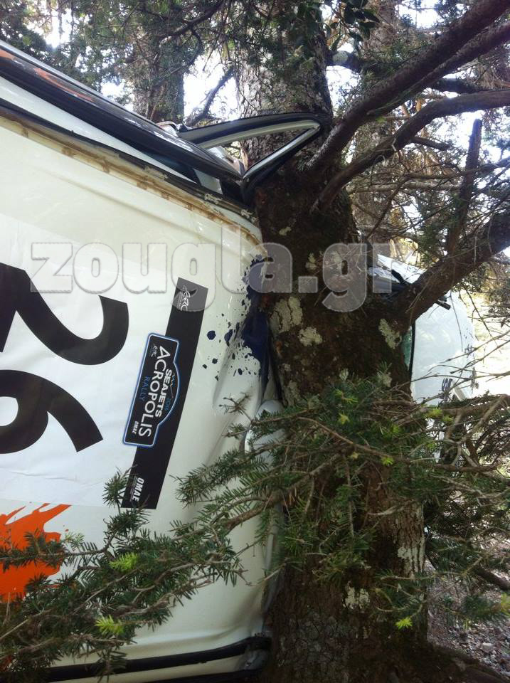 Η σύγκρουση δεν φαίνεται μεγάλη αλλά στην πραγματικότητα έχει διαλύσει το roll cage και έχει βάλει 'μέσα' την οροφή...