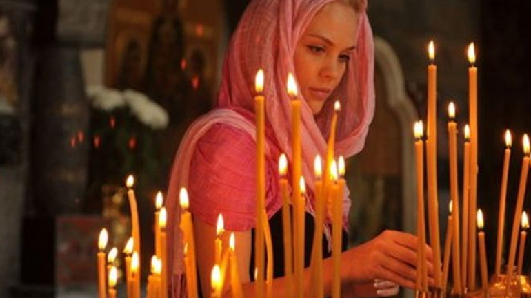 Οι γυναίκες που πάνε συχνά στην εκκλησία ζουν περισσότερο