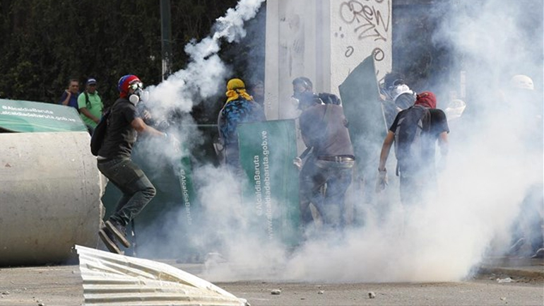 Δακρυγόνα κατά διαδηλωτών στη Βενεζουέλα