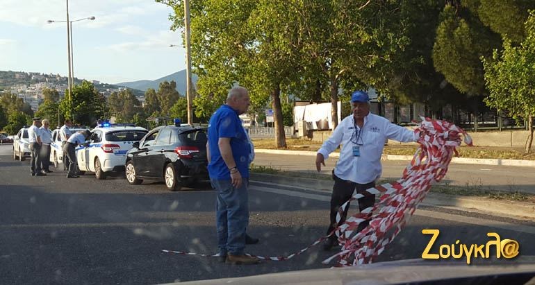 Στη φωτογραφία δεξιά φαίνεται ο Τάσος Κορμαζόπουλος υπεύθυνος service park. Μας κάνει εντύπωση η αντίδραση του όταν έμαθε πως μία πινακίδα της οργάνωσης έπεσε πάνω στο αυτοκίνητό μας... Άμα τον βρίζαμε δεν θα αντιδρούσε έτσι!