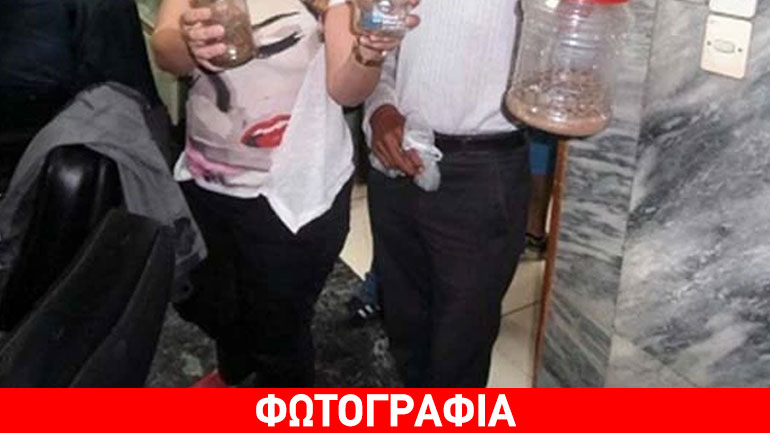 Διαμαρτυρήθηκαν με φίδια και σκορπιούς στο δημοτικό συμβούλιο της Λάρισας