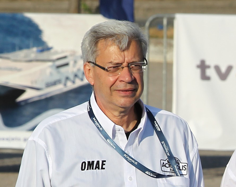 Ο Νίκος Παπασταθόπουλος εργάζεται αφιλοκερδώς για πάνω από 8 ώρες την ημέρα για την ομοσπονδία εδώ και 2.5 χρόνια παρά το πρόβλημα υγείας (είχε κάνει εγχείριση καρδιάς) που αντιμετωπίζει. Μας εκπλήσσει που μας επιτέθηκε ξαφνικά επειδή μας είδε μπροστά του. Όπως μάθαμε ήταν αυτός που προσπαθούσε να πείσει τον εκπρόσωπο του ERC να μας πάρει το... δημοσιογραφικό πάσο γιατί κάναμε καταγραφή γεγονότος!!! Μήπως πρέπει να ψάξουμε τη σχέση που έχει με την ομοσπονδία για να πάρουμε και την απάντηση της επίθεσης;