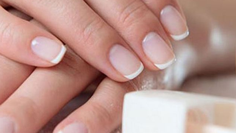 Κάντε μόνη σας εύκολα και γρήγορα το τέλειο γαλλικό μανικιούρ!