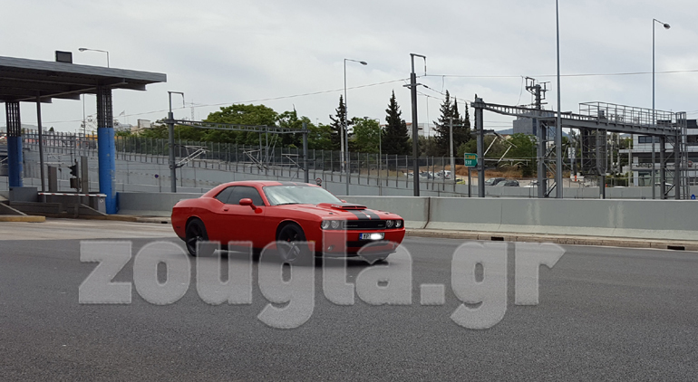 Στην Αττική οδό απαθανάτισε η κάμερα του zougla.gr το επιβλητικό Dodge Challenger...