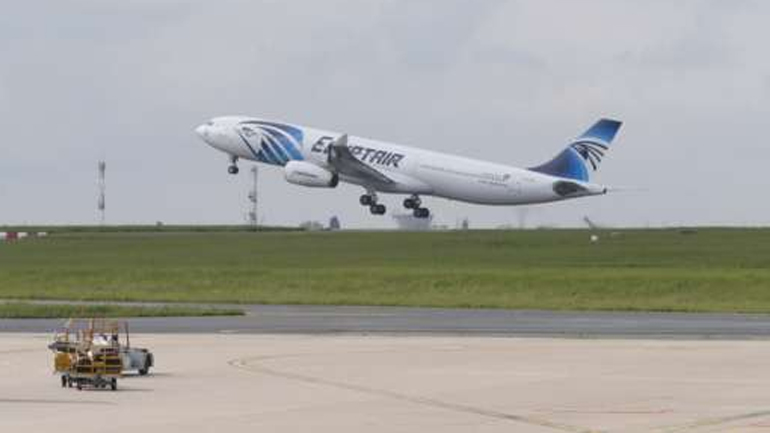 H EgyptAir δεν επαληθεύει ότι βρέθηκαν συντρίμμια του χαμένου αεροσκάφους