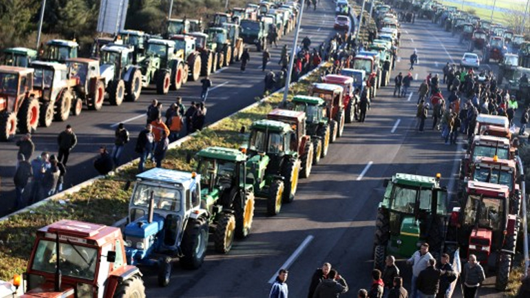Με επιστροφή στα μπλόκα προειδοποιούν οι αγρότες