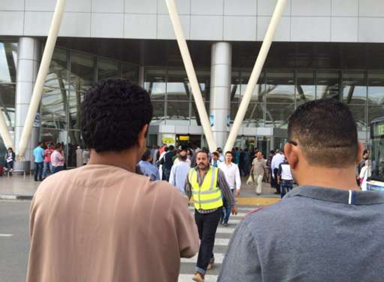 Συγγενείς καταφθάνουν στο αεροδρόμιο του Καΐρου