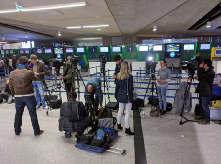 Δημοσιογράφοι στο αεροδρόμιο Σαρλ ντε Γκωλ