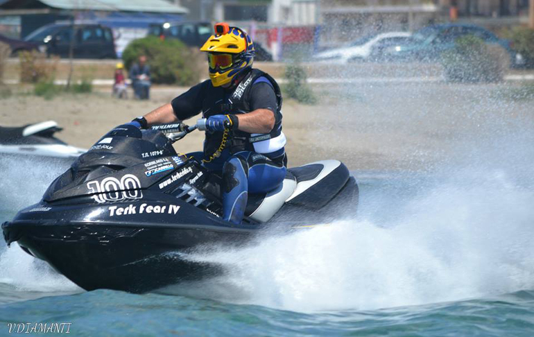 Και οδηγεί και.. καταγράφει με την κάμερα στο... κεφάλι!