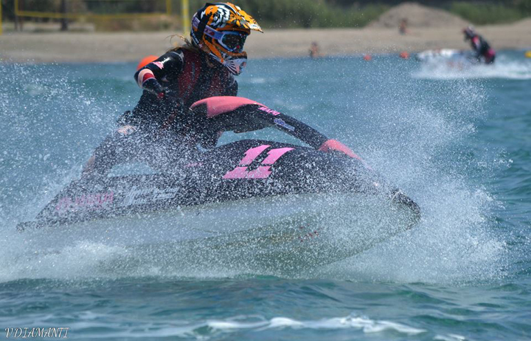 Και γυναίκες συμμετέχουν στους αγώνες Jet Ski...