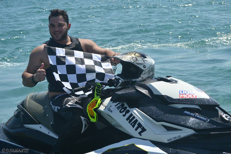 Την... τσίμπησε την καρό σημαία και μαζί με τον Φλώρο ισοβαθμούν στην κορυφή της κατηγορίας Open