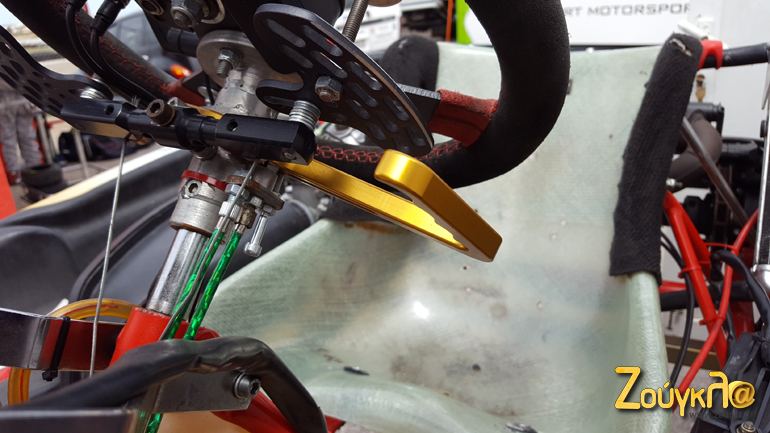 Κάτω από το τιμόνι έχουν γίνει οι απαραίτητες αλλαγές για να μπορεί το καρτ να είναι λειτουργικό μόνο με τα χέρια.