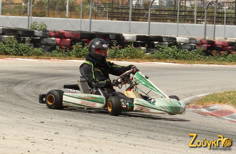 Όπως βλέπετε ο οδηγός από την Τρίπολη πάει... τάπα με το αγωνιστικό καρτ το οποίο οδηγεί ακόμα και με τις τρεις ρόδες! 