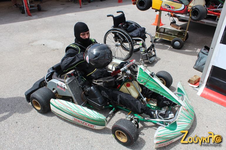 Για να τρέχεις με καρτ θα πρέπει να έχεις όλο τον απαραίτητο εξοπλισμό ασφαλείας...