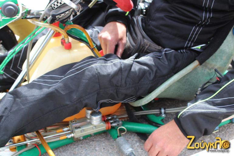 Τα πόδια δένονται με ιμάντες... 