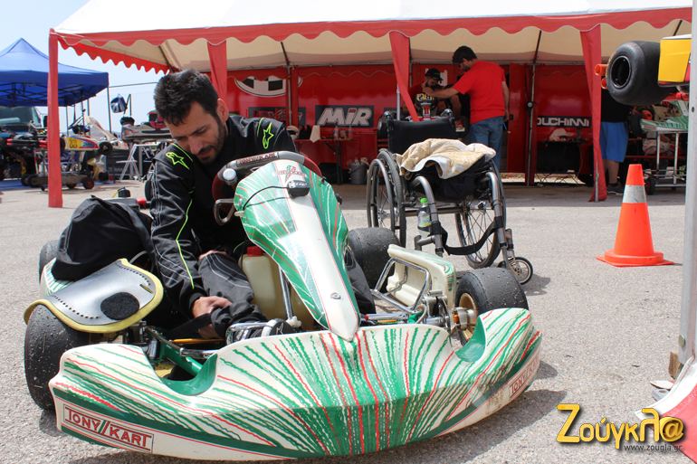 Πριν από την δοκιμή αναζητά την σωστή θέση οδήγησης...