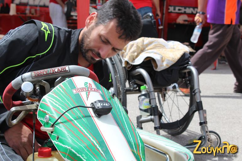 Ο Τάκης έχει αφήσει το αναπηρικό καρότσι, έχει καθίσει στο αγωνιστικό κάθισμα και προετοιμάζεται... 