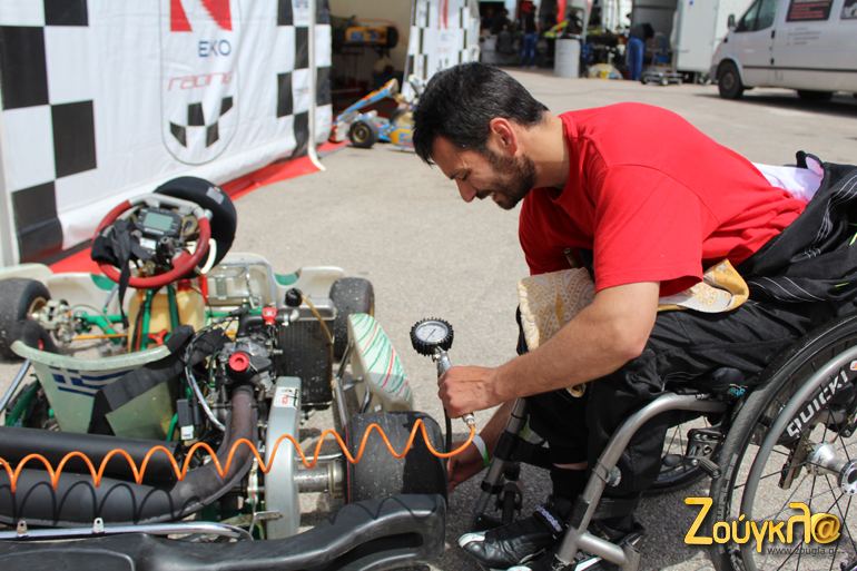 Έλεγχος στον αέρα των ελαστικών λίγο πριν μπει στην πίστα...