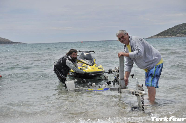 Ο πρώην πρόεδρος Στέλιος Μπογδάνος στη... μάχη της καθέλκυσης!
