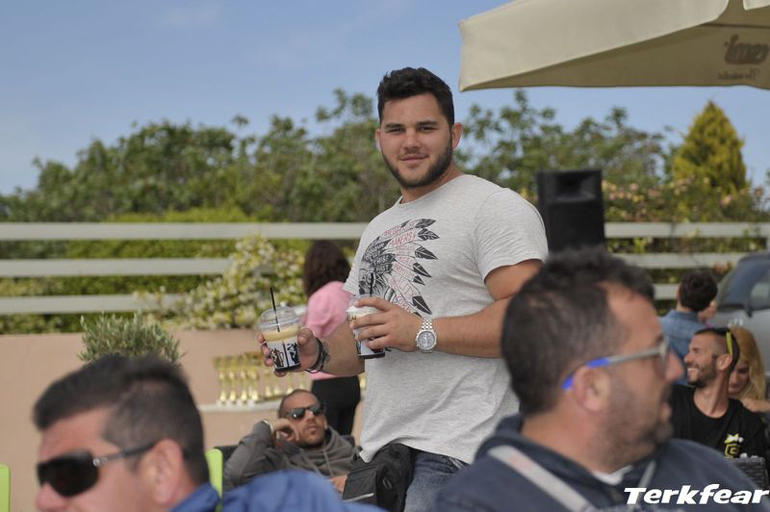 Μην σας ξεγελούν οι... καφέδες που κρατά ο Ιάκωβος Μαρκεσίνης. Δυναμωτικά έχει βάλει μέσα!