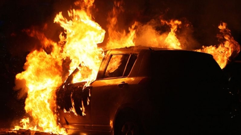 «Λαμπάδιασε» Ι.Χ. στην Πάτρα