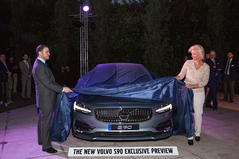 Ο Γιάννης Σαρακάκης με την Πρέσβη της Σουηδίας Charlotte Wrangberg αποκαλύπτουν το νέο Volvo S90..