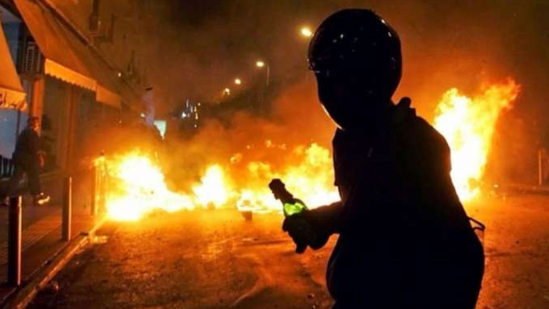 Επίθεση αγνώστων σε διμοιρία των ΜΑΤ στο κέντρο της Αθήνας