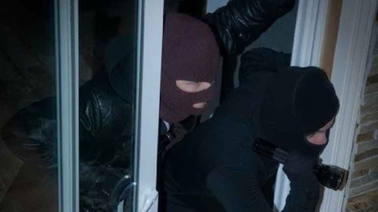 Κόρινθος: Θρασύτατοι ληστές φίμωσαν φύλακα εργοστασίου και έγιναν “καπνός”