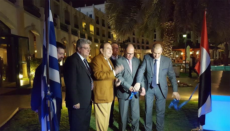 Από αριστερά ο Έλληνας Πρόξενος στο Αbu Dhabi κ. Γιώργος Κρανιάς, ο εμπορικός ακόλουθος της Ελλάδας στο Dubai, Μιχάλης Βρεττάκης, ο αντιπρόσωπος της ιδιοκτησίας του ξενοδοχείου Butros κ.α..