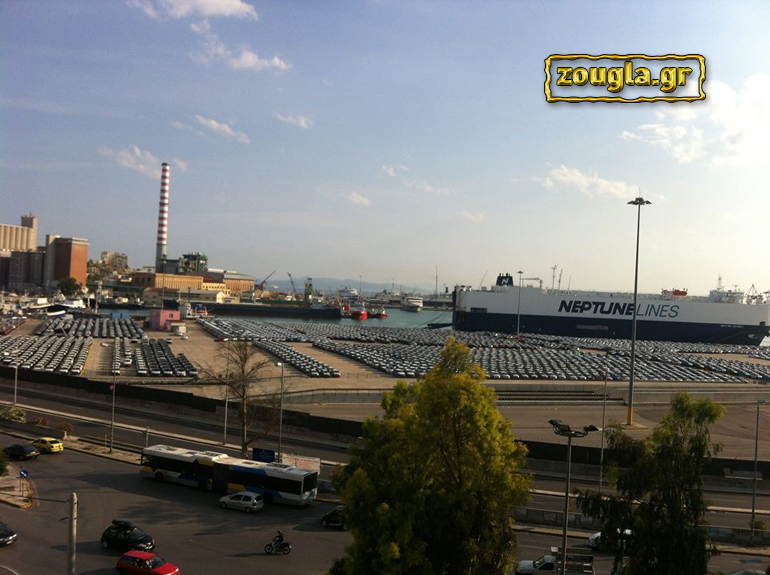 Από όπου και να κοιτάξεις βλέπεις καινούργια αυτοκίνητα...