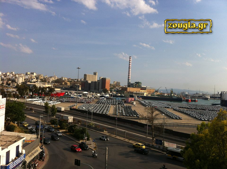 Στο λιμάνι του Νέου Ικόνιου στον Πειραιά τα καινούργια αυτοκίνητα είναι χιλιάδες...