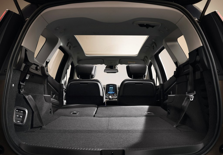 Φανταστείτε πως ο κανονικός χώρος αγγίζει τα 718 λίτρα... Με τα καθίσματα πεσμένα το νούμερο αυτό ξεφεύγει!