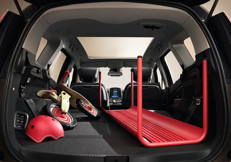 Χωράει τα πάντα ιδίως όταν πέσουν τα πίσω καθίσματα...