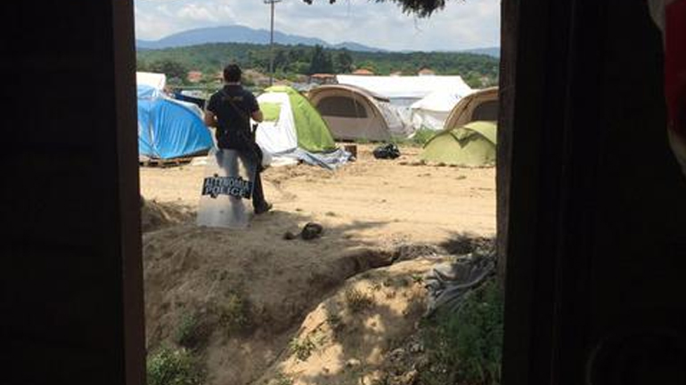 Δημοσιογράφος προσποιήθηκε την πρόσφυγα και παρεισέφρησε στον καταυλισμό της Ειδομένης