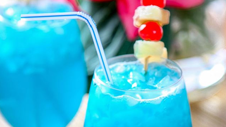 Φτιάξτε το εντυπωσιακό cocktail «Blue Hawaiian» και εντυπωσιάστε!
