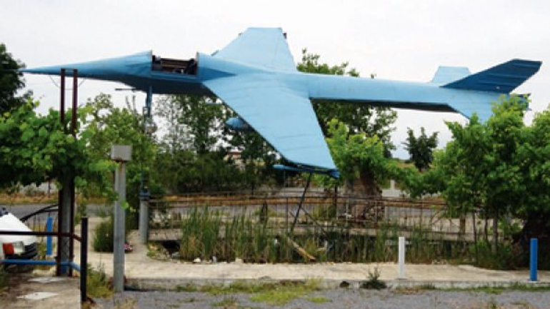 Σιδεράς κατασκεύασε αεροπλάνο μήκους 15 μέτρων