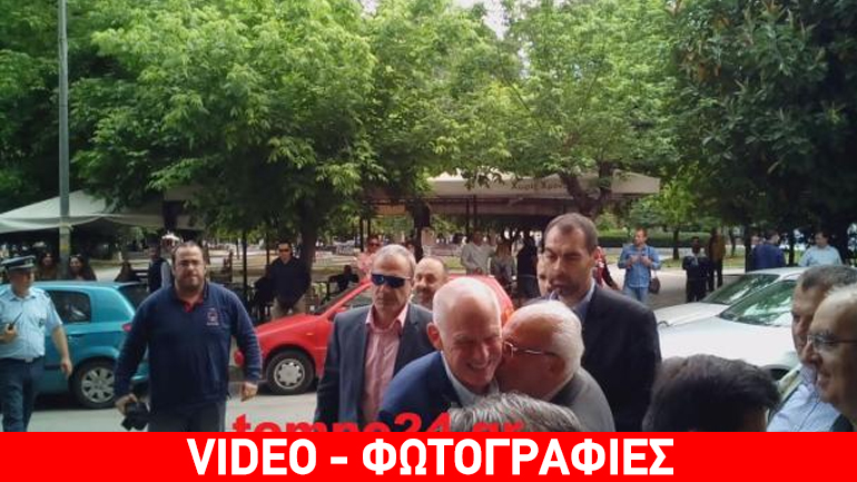 Με χειροκροτήματα και θερμούς εναγκαλισμούς υποδέχθηκαν τον Παπανδρέου στην Πάτρα