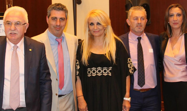 Από αριστερά ο ιδιωτικός ερευνητής και αντιπρόεδρος G.Sciacca Ελλάδας Γιώργος Τσούκαλης, ο Υπεύθυνος Εθιμοτυπίας Εξωτερικού G.Sciacca Αναστάσιος Θεοδωρακέας, η επικοινωνιολόγος και Γενική Γραμματέας G.Sciacca Βίκυ Μπαφατάκη, ο Συντονιστής Β. Ελλάδος G.Sciacca Ιωάννης Μπούτος και η Υπεύθυνη Εθιμοτυπίας Εσωτερικού Θεανώ Καρατσιουμπάνη.